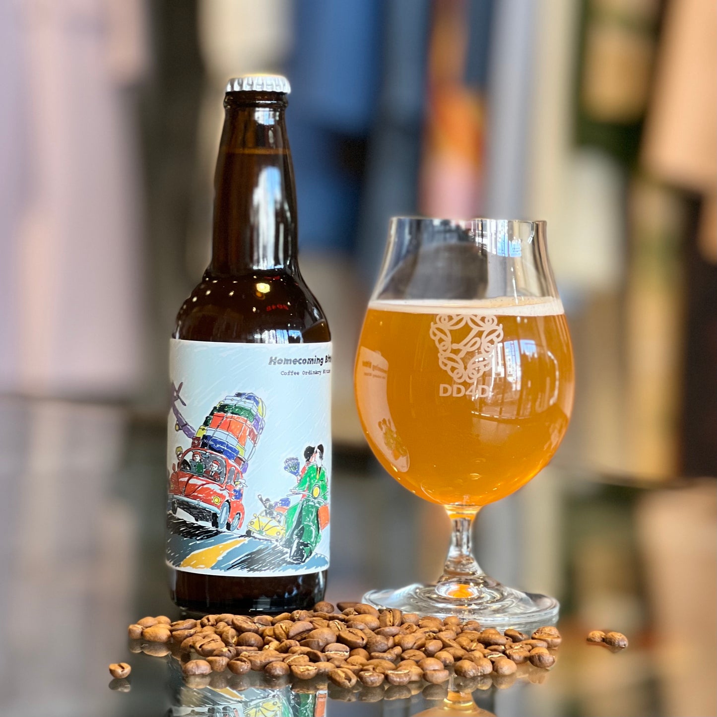 クラフトビールとボトルの前にコーヒーが並んでいる